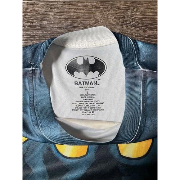 Mens Batman Tshirt DC Comics Torso and Utility Belt Size Small - Picture 4 of 4